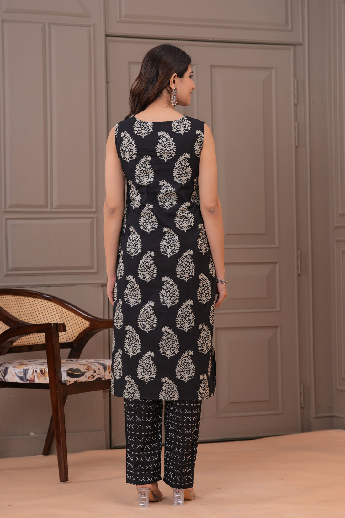 BLACK SLEEVELESS CORD SET