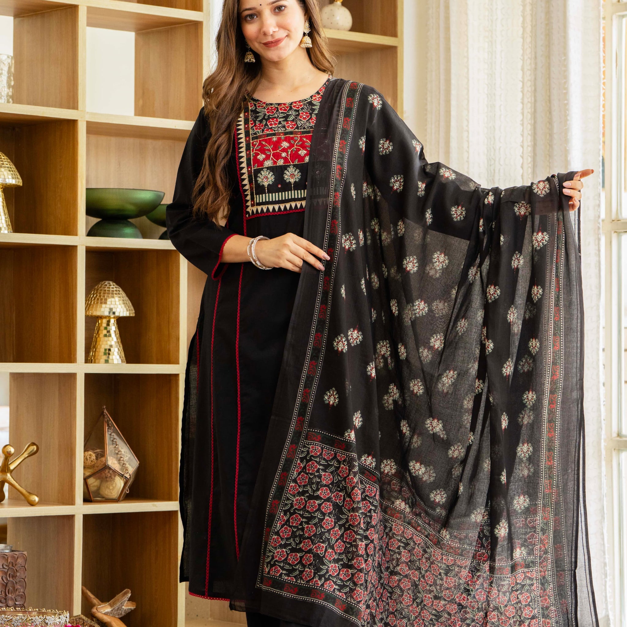 BLACK LACE STRAIGHT SUIT SET