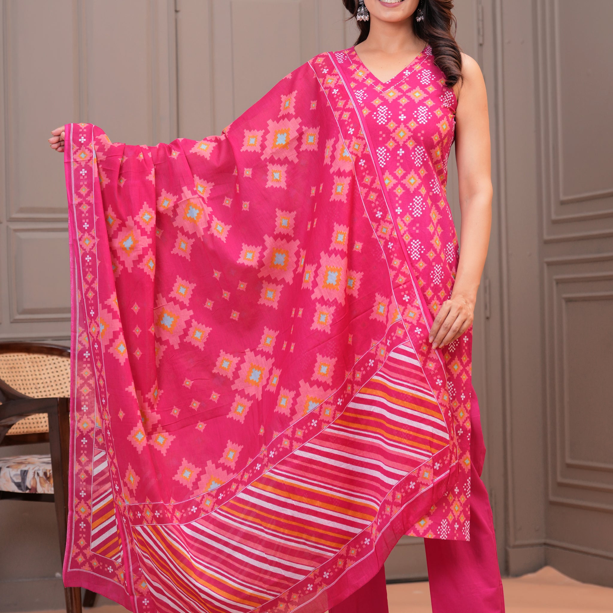 PINK SLEEVELESS STRAIGHT SUIT SET