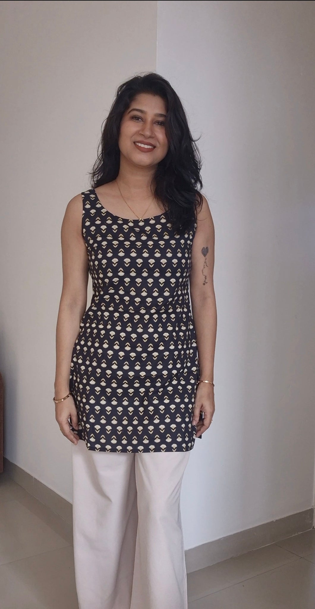 BLACK BLOSSOM SLEEVELESS SHORT KURTI