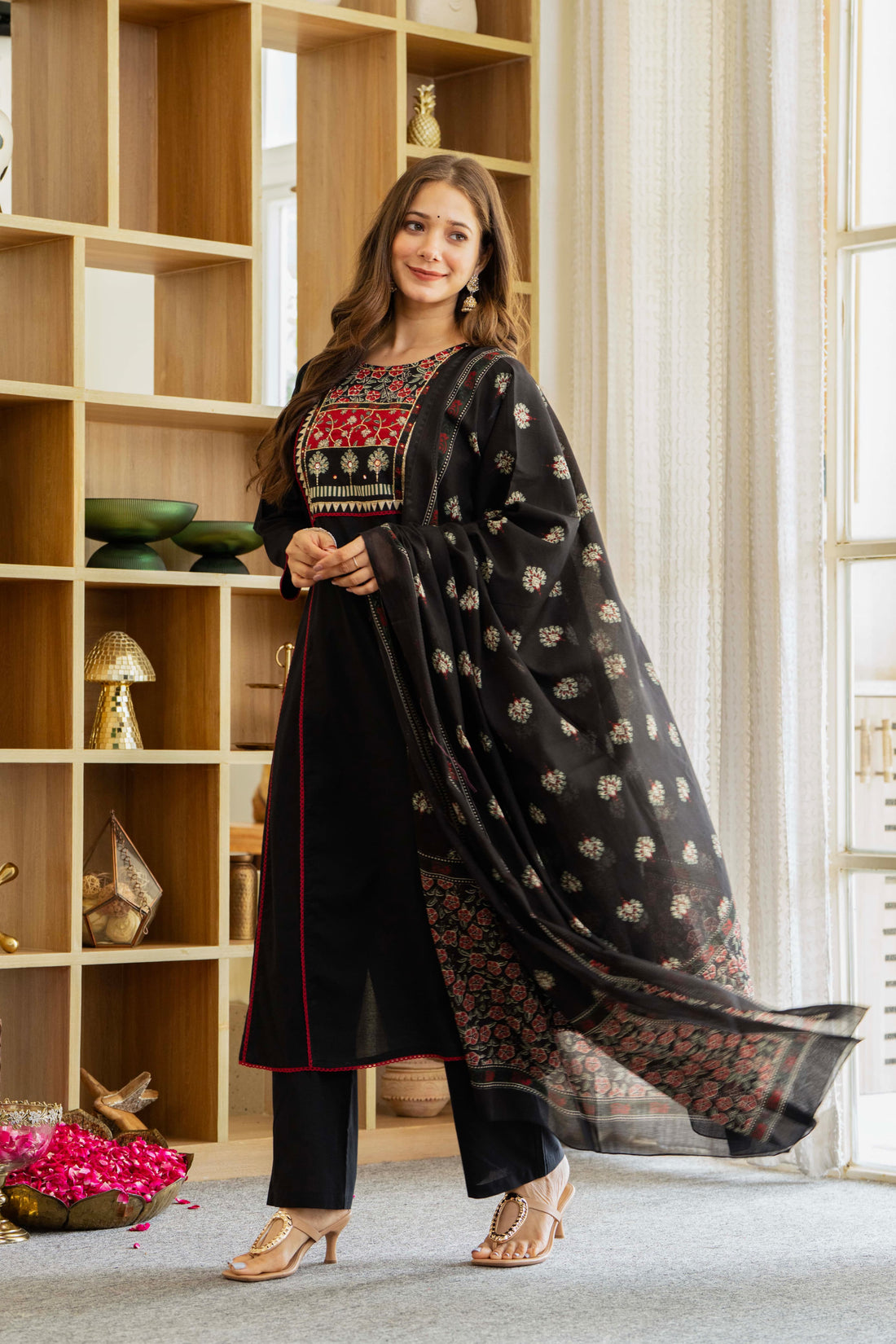 BLACK LACE STRAIGHT SUIT SET